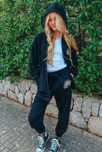 Lade das Bild in den Galerie-Viewer, Meet me at the Rainbow Sweat Pants classic
