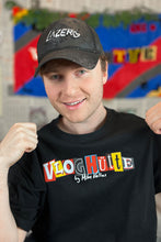 Lade das Bild in den Galerie-Viewer, „Vloghütte“ T-Shirt
