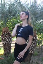 Lade das Bild in den Galerie-Viewer, Rosa Rose Cropped Tee Black
